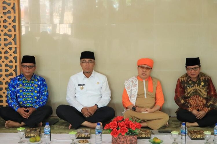 Ustaz Orange Tausyiah 1 Muharram 1445 H di Masjid Agung Istiqomah 1 TAUSYIAH— Pj.Wali Kota Payakumbuh Rida Ananda bersama ustaz Orange saat peringatan 1 Muharam.