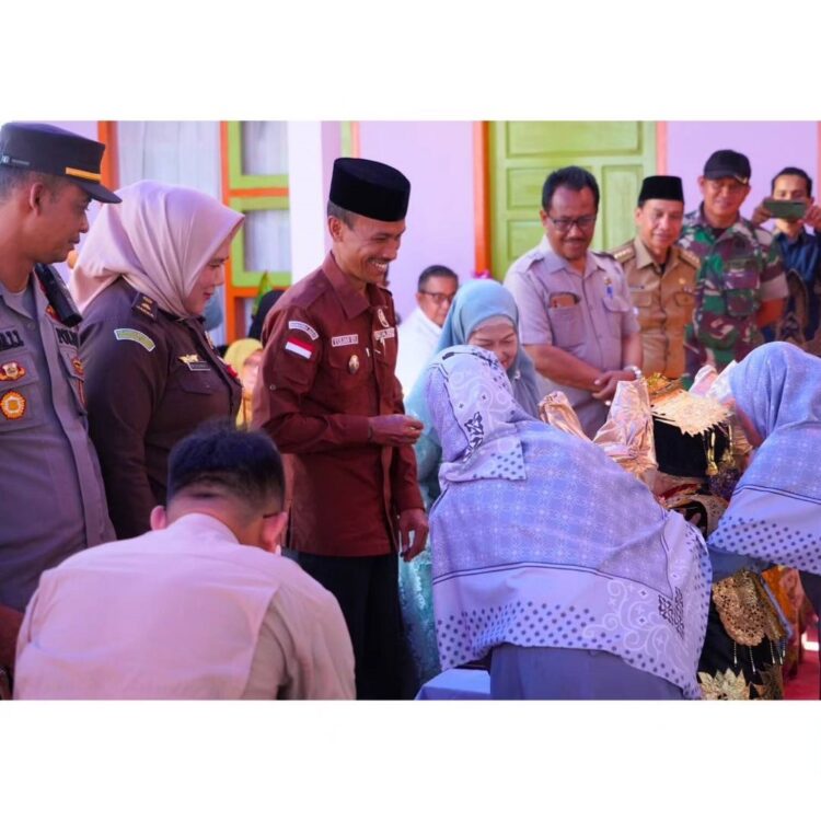 HADIRI TASYAKURAN— Wakil Bupati Solok Selatan Yulian Efi menghadiri tasyakuran Gedung Baru dan Wisuda Tahfidz Angkatan keenam Raudhatul Athfal Taut Al-Ikhlas, di Pasir Talang, Kecamatan Sungai Pagu, Solok Selatan.