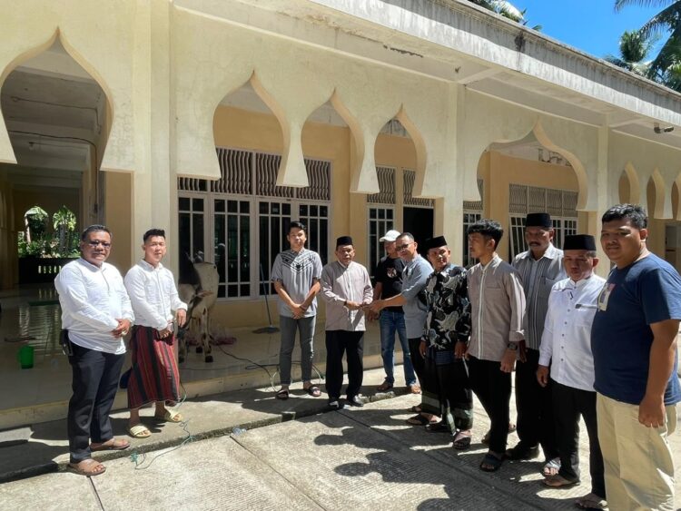 TERIMA—Wakil Bupati Padangpariaman Rahmang didampingi Kadis Perhubungan Padangpariaman Rifki Monrizalsaat saat emnerima sapi kurban  untuk diserahkan kepada Masjid Muttaqqin.