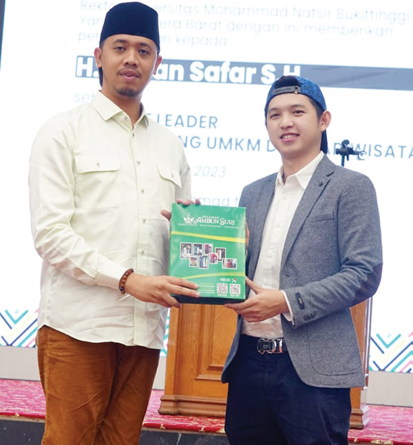 TERIMA PENGHARGAAN— 
Wako Bukittinggi, Erman Safar menerima penghargaan inovatif Leader bidang UMKM dan Pariwisata dari Universitas Mohammad Natsir Bukittinggi yang diberikan dalam rangkaian Tabligh Akbar bersama Ustadz Koh Dennis Lim,
 Minggu (2/7).