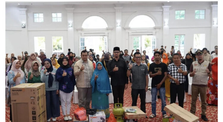 Wako Erman Apresiasi Bansos UEP DPRD Bukittinggi 1 PENYERAHAN BANTUAN— Walikota Erman Safar saat menyaksikan secara simbolis bantuan UEP dari Anggota DPRD Bukittinggi, Edison Katik Basa, kepada perwakilan warga dihadiri oleh Kepala Dinas Sosial dan Camat di Kota Bukittinggi, Minggu (30/7).