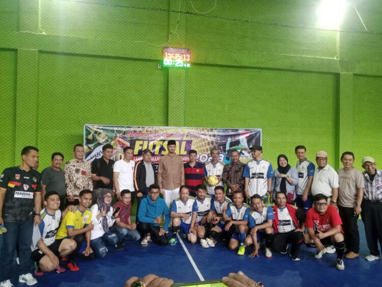 FOTO BERSAMA— Wako Erman Safar foto bersama peserta turnamen mini Futsal Wartawan Sumbar 2023.