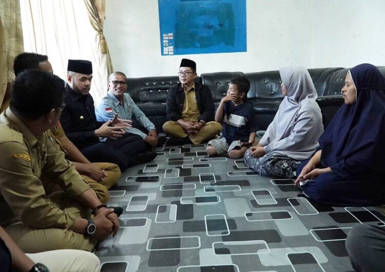 SERAHKAN SANTUNAN— Wali Kota, H. Fadly Amran, BBA Datuak Paduko Malano menyerahkan santunan BPJS Ketenagakerjaan kepada keluarga almarhum Ade Hastani, Selasa (25/7), di Kelurahan Sigando, Kecamatan Padang Panjang Timur.