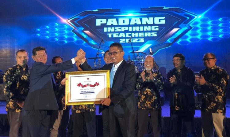 TERIMA PENGHARGAAN— Wali Kota Padang Hendri Septa menerima penghargaan sebagai tokoh peduli pers dari Ketua PWI Sumbar Basril Basyar.