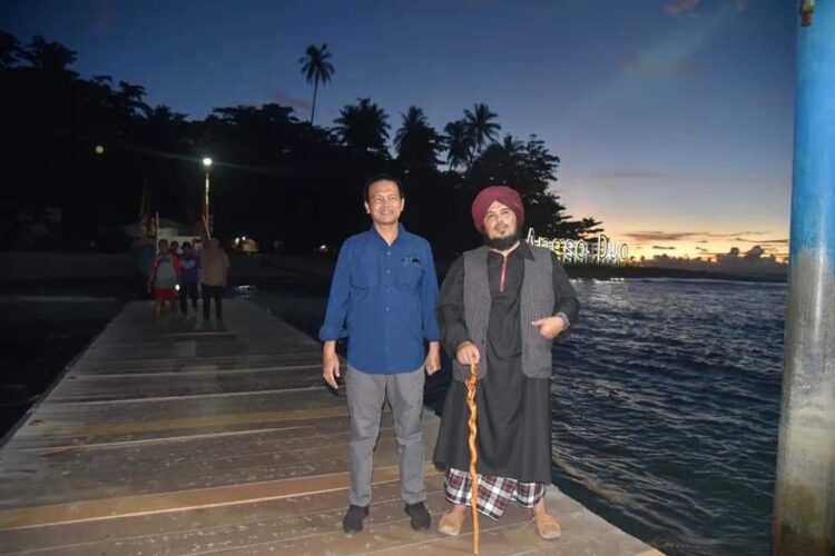 Wako Ajak Ustaz Derry Nikmati Keindahan Pulau Angso Duo 1 BERSAMA —Wali Kota Genius Umar bersama Ustaz Derry di Pulau Angso Duo.