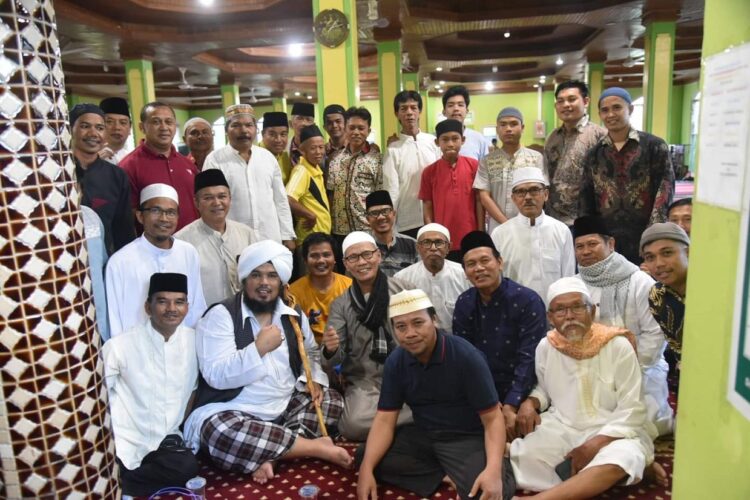 SUBUH BERJAMAAH—Wali Kota Pariaman Genius Umar bersama dengan Ustaz Derri Sulaiman, usai melaksanakan shalat subuh berjama’ah di Masjid Raya Pauh,