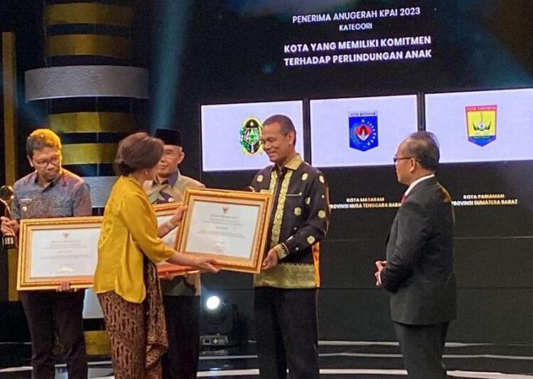 TERIMA PENGHARGAAN— Wako Genius Umar saat terima penghargaan.