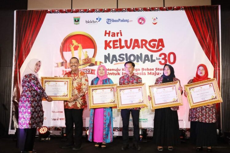 TERIMA PENGHARGAAN— Wawako Pariaman Mardison Mahyuddin terima penghargaan saat acara puncak peringatan Harganas ke-30.
