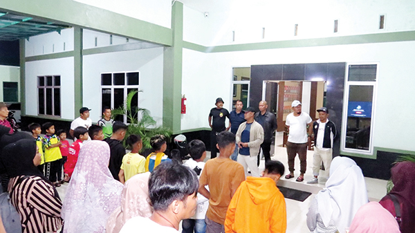 TIM U-13 DILEPAS— Dandim 0312/Padang, Kolonel  Inf. Jadi, S.I.P, dengan penuh semangat melepas tim sepakbola U-13 Padang yang berangkat menuju Yogjakarta untuk mengikuti kompetisi liga Topskor Cup National Championship.