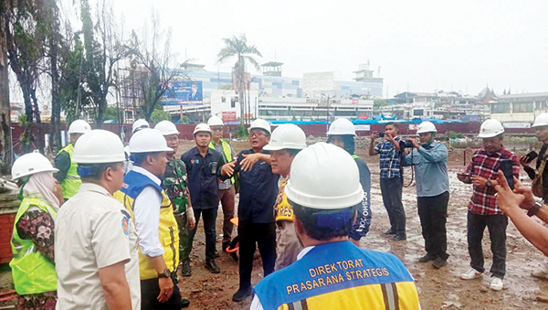 TINJAU PEMBANGUNAN FASE—  VII Wali Kota Padang, Hendri Septa bersama Kapolresta Kombes Pol Ferry Harahap, Dandim 0312 Padang Kol. Inf. Jadi, bersama sejumlah kepala OPD meninjau pembangunan Pasar Raya Fase 7, Kamis (20/7) siang.