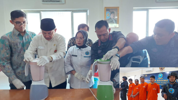 2 Kg Sabu dan 6 Ribu Pil Ekstasi Diblender BNN, Barang Bukti dari Penangkapan 4 Tersangka, Terancam Hukuman Mati atau Seumur Hidup 1 DIBLENDER— Plt Kepala BNNP Sumbar, Fortuna Maisari bersama Kabid Brantas dan Intelijen, Kombes Pol Saifuddin dan Kepala Kesbangpol Sumbar memblender sabu 2 Kg dan 6 ribu pil ekstasi.