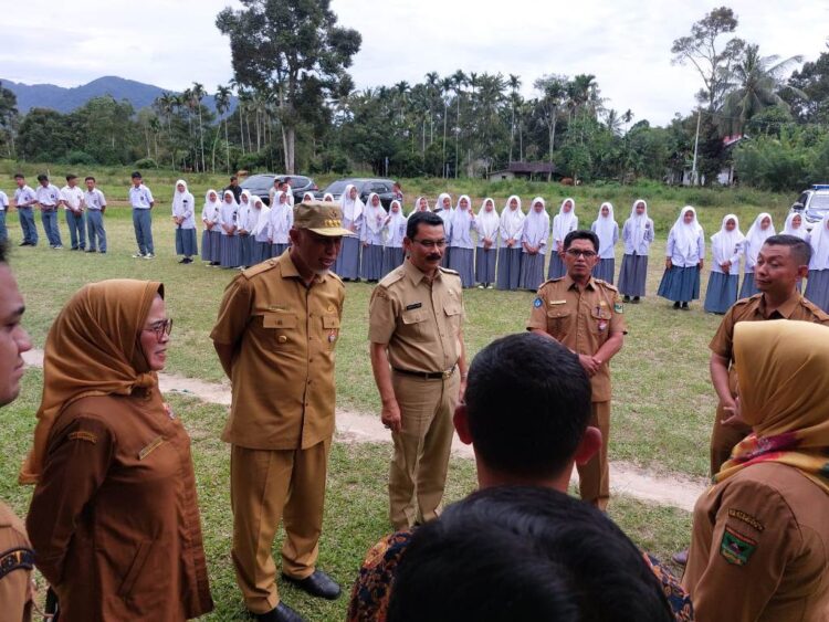 Kunjungi SEKOLAH— Gubernur Sumbar, Mahyeldi Ansharullah mengunjungi SMK Negeri Kesehatan Akabiluru, Kabupaten Limapuluh Kota.