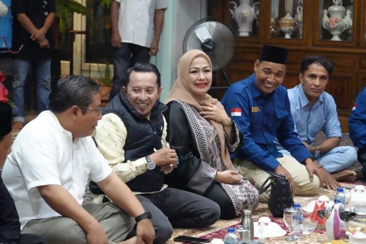 SILATURAHMI PENGURUS IKGPL—Bupati Tanahdatar Eka Putra  dan isteri melakukan silaturahmi bersama pengurus IKGPL Palembang.