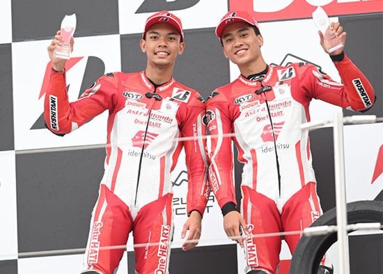 Pebalap Astra Honda Raih Podium Kedua Suzuka 4 Hours FIM Endurance 1 NAIK PODIUM— Dua pebalap AHRT membanggakan Indonesia lantaran meraih podium kedua pada ajang Suzuka 4 Hours Endurance Race di Jepang.