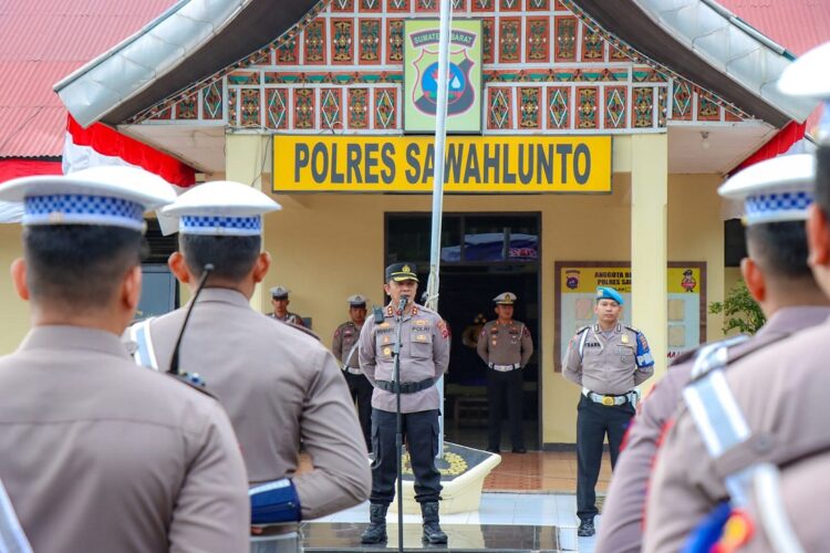 PIMPIN— Kapolres Sawahlunto  AKBP Purwanto Hari Subekti, S.Sos pimpin apel pagi d idepan Mako Polres Sawahlunto