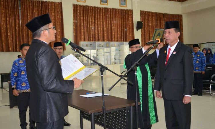 Tugas Berat Menanti, Wako Padang Angkat Arfian sebagai Kepala Inspektorat 1 PELANTIKAN— Wali Kota Padang, Hendri Septa mengangkat Arfian sebagai Kepala Inspektorat Kota Padang sepeninggal Syuhandra yang pensiun, di Gedung Bagindo Aziz Chan Kantor Balai Kota Aie Pacah, Senin (17/7) pagi.