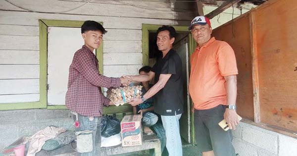 PT Semen Padang Serahkan Bantuan Sembako untuk Pemulung di Indarung 1 BANTUAN SEMBAKO— Ka.Sie TJSL Unit CSR PT Semen Padang, Hendrik Dela Roza menyerahkan bantuan paket sembako kepada Roni Agus yang berprofesi sebagai pemulung, di Jalan Lingkar Blok M, Kelurahan Indarung, Kecamatan Lubuk Kilangan, Minggu (9/7).