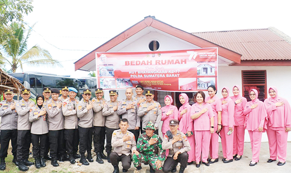 BEDAH RUMAH— Kapolda Sumbar Irjen Pol Suharyono bersama Pejabat Utama Polda Sumbar, Ketua Bhayangkari Daerah Sumbar Ny Iis Suharyono, menyambangi rumah anggotanya yang sudah direnovasi melalui program bedah rumah, Rabu (12/7).