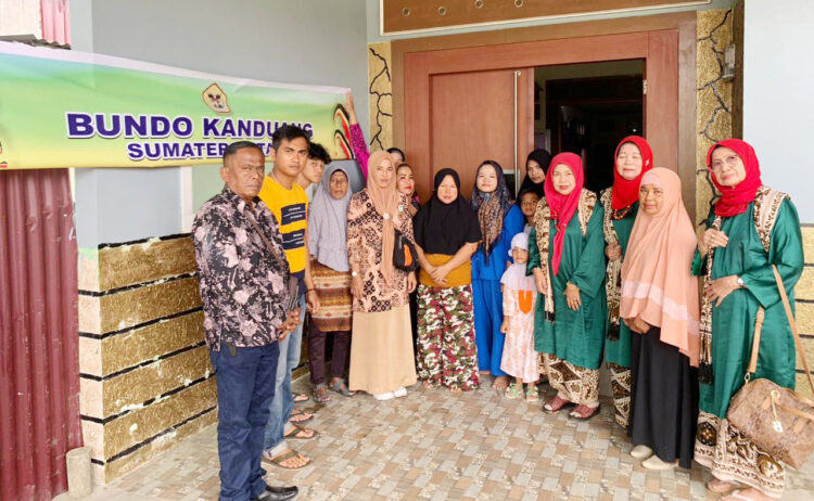 BANTUAN KORBAN BANJIR— Ketua Bundo Kanduang Provinsi Sumut, Hj Herlina Kandar Raja Mansyur menyerahkan bantuan kepada warga korban banjir, di Seberang Padang Utara, Kecamatan Padang Selatan, Kamis (20/7).