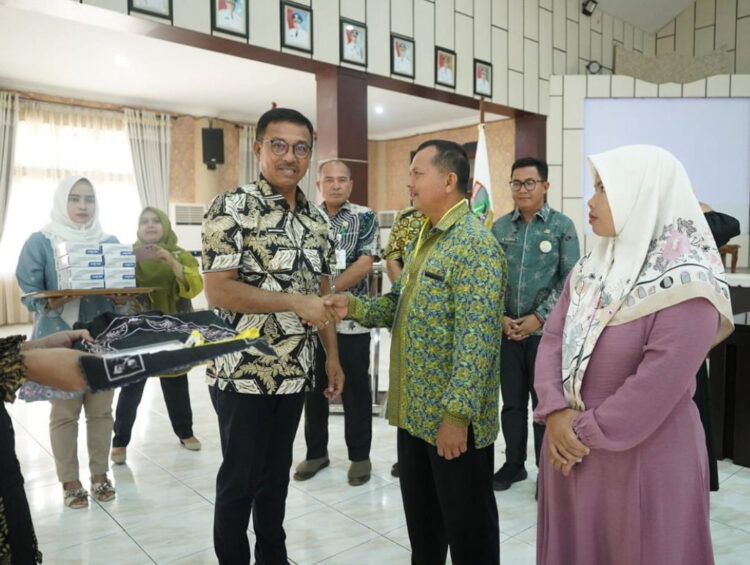 Pelatihan Laik Higiene Sanitasi —Bupati Solok Selatan H Khairunas bersama peserta pelatihanLaik Higiene Sanitasi bagi pemilik depot air minum se-Solok Selatan, yang digelar Dinas Kesehatan.