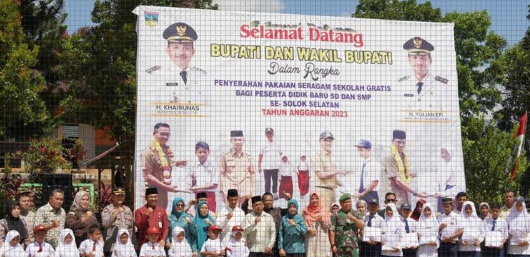 PEMBAGIAN SERAGAM GRATIS— Bupati Solsel Khairunas berfoto bersama usai membagikan seragam gratis untuk Kecamatan Pauh Duo di SMP N 5 Solok Selatan, Jumat (28/7).