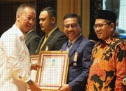 Bupati Solsel Khairunas, Terima Penghargaan dari Dewan Koperasi Indonesia