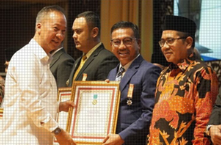 Bupati Solsel Khairunas, Terima Penghargaan dari Dewan Koperasi Indonesia 1 SERAHKAN—Menteri Perindustrian Agus Gumiwang Kartasasmita serahkan penghargaan pada Puncak Acara Hari Koperasi ke-76 Tahun 2023 di Auditorium Universitas Negeri Padang, Minggu (23/7).