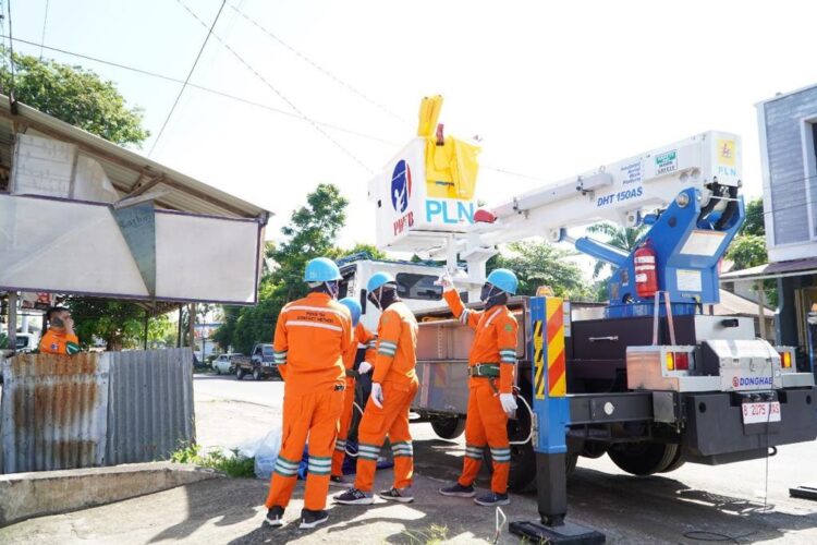 PELATIHAN— PLN Unit Induk Distribusi (UID) Sumatera Barat gelar Pelatihan Pengoperasian Kendaraan PDKB Tegangan Menengah (TM) Sentuh Langsung.