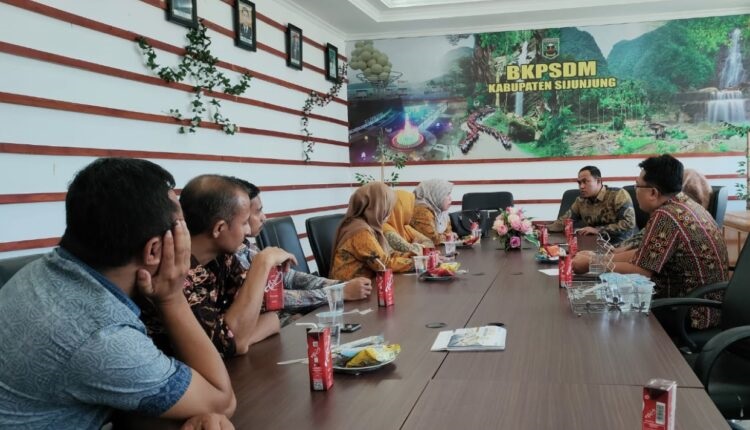 diterima langsung oleh Kepala BKPSDM Kabupaten Sijunjung Riky Maineldi Neri dan Sekretaris serta Kepala Bidang di BKPSDM