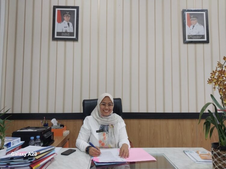 Bawa Harum Nama Pemko Sawahlunto, Tiga Nakes Teladan Masuk Peringkat Naional 1 KETERANGAN— dr. Ranu Vera saat memberikan keterangan di ruang kerjanya pada wartawan.