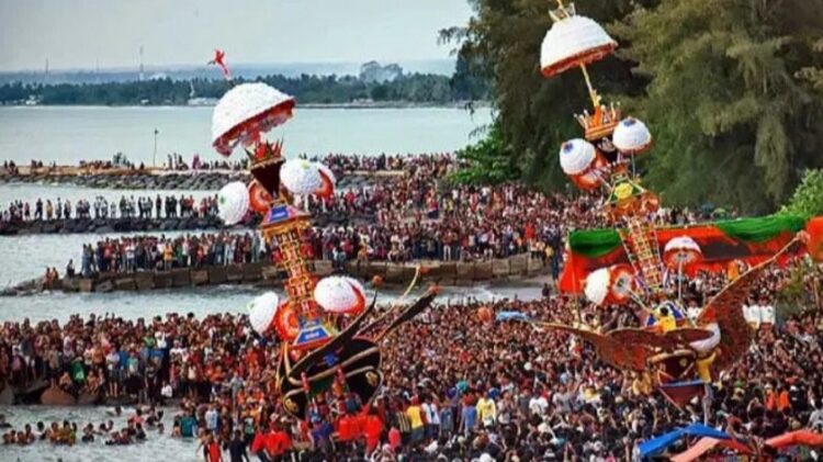 BUANG TABUIK— Dua Tabuik yaitu berupa menara yang terbuat dari kayu setinggi belasan meter dibuang ke laut pada Pesona Budaya Hoyak Tabuik Piaman 2022 yang dilaksanakan di Kota Pariaman.