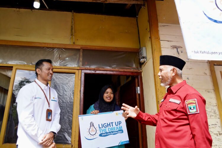 Program Sambung Listrik Gratis Light Up The Dream PLN Sentuh 11.819 Penerima Manfaat di Indonesia 1 Penyerahan bantuan Program Light Up The Dream di daerah Matur, Kenagarian Lawang, Kabupaten Agam. Kiri ke kanan: General Manager PLN UID Sumbar Eric Rossi Priyo Nugroho, Penerima Bantuan LUTD Murni, dan Gubernur Sumatera Barat Mahyeldi Ansharullah.