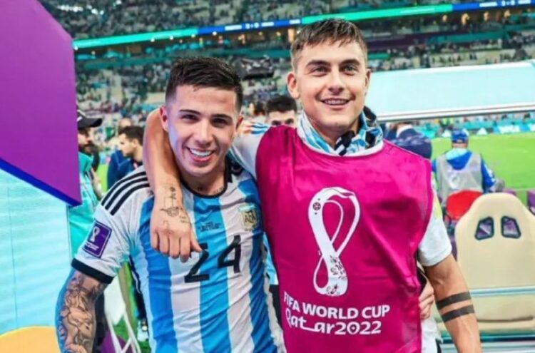 Enzo Fernandez Dan Thiago Silva Ajak Paulo Dybala Bergabung ke Chelsea 1 Enzo Fernandez (kiri) dan Paulo Dybala (kanan) saat tampil di Piala Dunia 2022 Qatar.