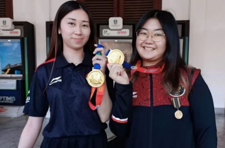 ATLET ESPORT— Michelle Danise dan Cindy Laurent, atlet E-sport asal Banyuwangi mendapat penghargaan dari Gubernur Jawa Timur Khofifah Indar Parawansa.