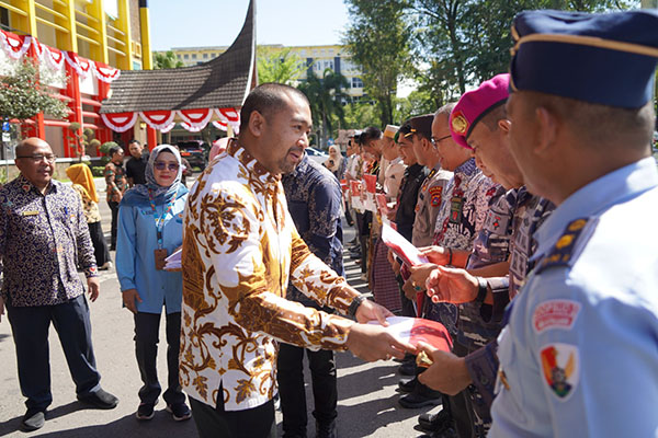 Gerakan Pembagian Bendera, PLN Serahkan 500 Bendera Meriahkan HUT RI ke-78 1 MENYERAHKAN— PT PLN (Persero) Unit Induk Distribusi (UID) Sumatera Barat menyerahkan 500 bendera Merah Putih kepada masyarakat melalui Pemprov Sumbar.