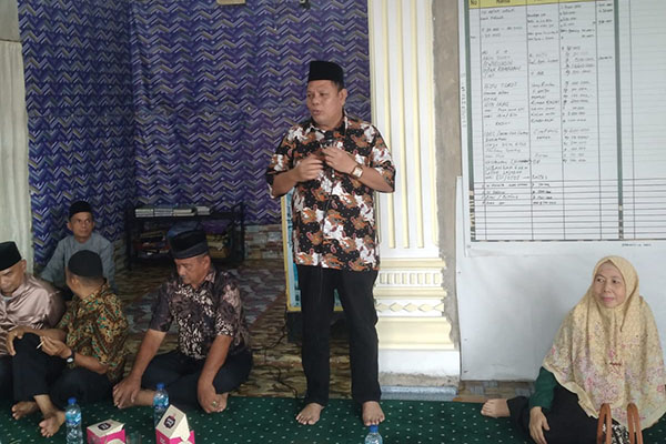 SILATURAHMI— Anggota Komisi III DPRD Sumatera Barat, Afrizal bersilaturahmi dengan warga Kelurahan Padang Sarai, Kecamatan Koto Tangah.