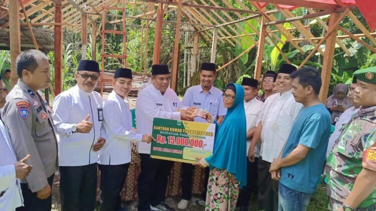 Menuju Padangpariaman Berjaya, Bupati Suhatri Bur Serahkan Bantuan Rehab Rumah 1 SERAHKAN—Bupati Padangpariaman Suhatri Bur, menyerahkan bantuan rehab rumah milik Jasmarni, warga Korong Sawah Tuko, Nagari KKS Kecamatan Patamuan.