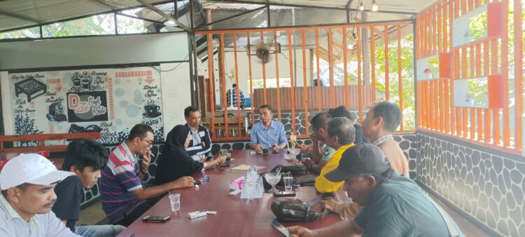 Alex Saputra saat bersilahturahmi bersama awak media Tanahdatar. (chandra antoni)