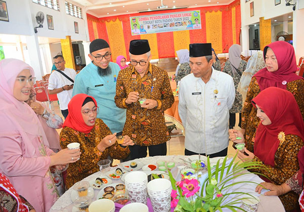 menggelar Lomba-- Dinas Perikanan dan Pangan di tahun ini kembali menggelar Lomba Pengolahan Pangan Lokal Tingkat Kota Padang di Palanta Kediaman Resmi Wali Kota Padang.