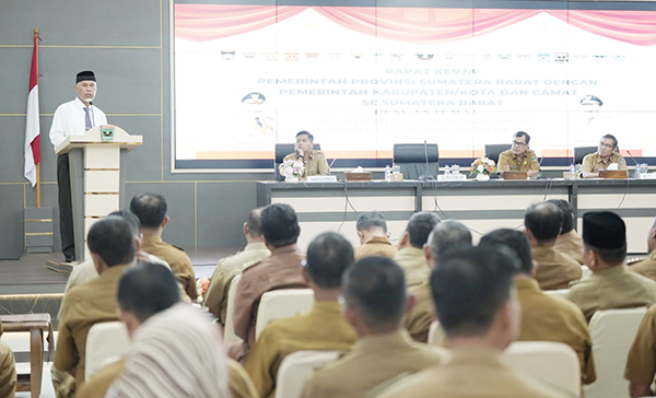 Camat Mulai Dilupakan, Padahal Perannya Strategis, Gubernur: Harus Dikuatkan Fungsi dan Delegasikan Sejumlah Kewenangan 1 RAPAT KERJA— Gubernur Sumbar, Mahyeldi Ansharullah saat Rapat Kerja Pemprov Sumbar dengan Pemerintah Kabupaten/Kota dan Camat se-Sumbar, Selasa (25/7) di Auditorium Gubernuran Sumbar.