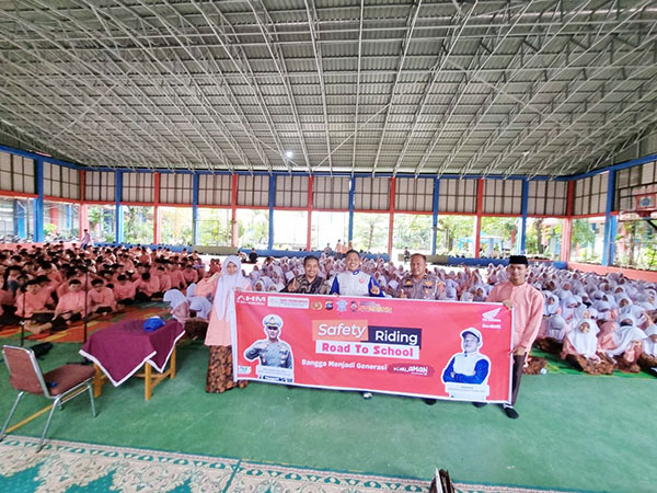 EDUKASI BERKENDARA— Honda Hayati bersama dengan Satlantas Polresta Padang bersama-sama mengedukasi seputar keselamatan berkendara serta operasi patuh Singgalang kepada para siswa SMAN 3 Padang , Jum’at (21/7).