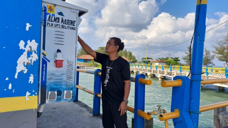 Anjungan Listrik Mandiri— PT PLN (Persero) membangun Anjungan Listrik Mandiri (ALMA) pertama untuk Bangka Belitung di Pelabuhan Tanjung Ru, Kabupaten Belitung.