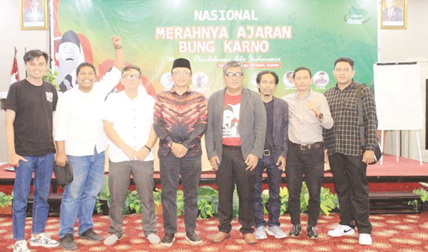 BEDAH BUKU— Pengarang buku “Merahnya Ajaran Bung Karno Narasi Pembebasan ala Indonesia”, Airlangga Pribadi Kusman, berfoto bersama dengan jajaran pengurus KAHMI, Senin (24/7) malam, di Hotel Rangkayo Basa.