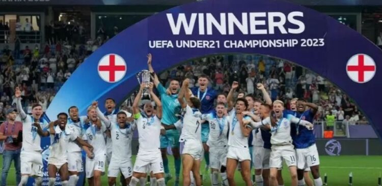 JUARA EURO U21— Tim nasional Inggris Junior sukses meraih gelar Euro U21, kejuaraan sepakbola Piala Eropa kelompok usia dibawah 21 tahun. Tim Tiga Singa Muda mengalahkan Spanyol dengan skor 1-0 pada final yang digelar di Adjarabet Arena, Georgia.
