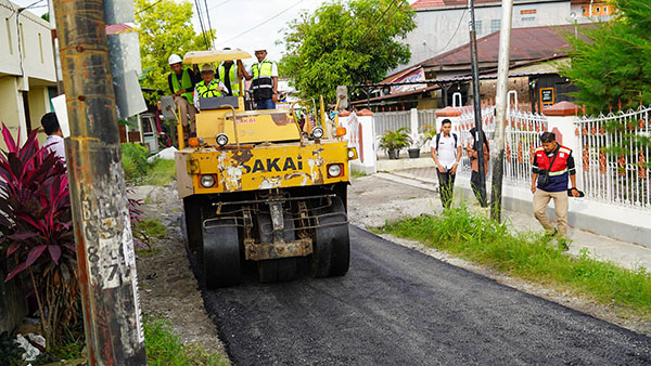 MENINJAU— Wali Kota Padang Hendri Septa meninjau pengaspalan Jalan Bandes Parak Jigarang.