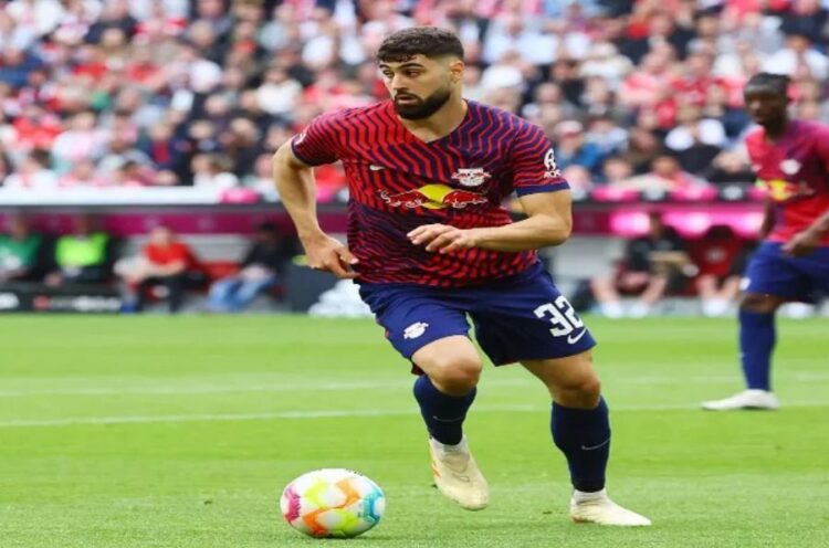 Josko Gvardiol Semakin Dekat ke Manchester City 1 TRANSFER MUSIM PANAS— Bek muda milik RB Leipzig, Josko Gvardiol, kabarnya semakin dekat dengan kepindahannya ke Manchester City pada bursa transfer musim panas ini.