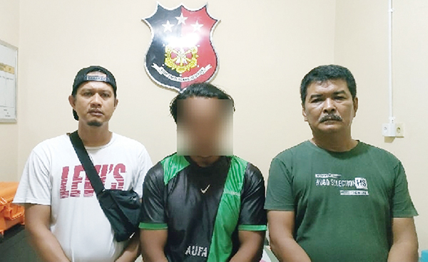 PELAKU PARKIR LIAR—  YAS (28), pelaku parkir liar di kawasan Pantai Padang, berhasil diciduk Tim Umang Umang Opsnal Polsek Padang Barat, Selasa (5/7) malam.