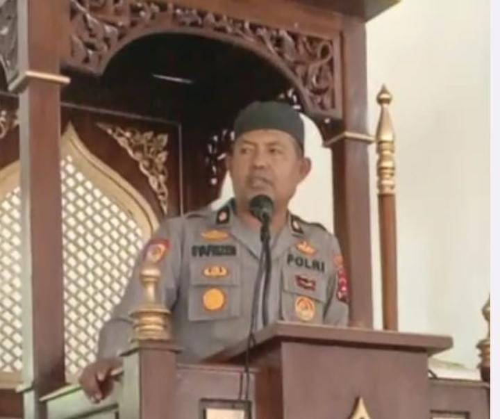 Kabagren Polres Solsel Kompol Syafrizen jadi Khatib Jumat 1 CERAMAH—Kabagren Polres Solok Selatan Kompol H Syafrizen SH Datuak Rang Batuah saat jadi khatib di Masjid Nurul Yaqin Sungai Lingkitang.
