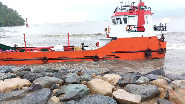 MASIH TERDAMPAR— Satu pekan berlalu, kapal tanker pembawa BBM ke Kabupaten Kepulauan Mentawai, masih terdampar, di belakang areal Masjid Al Hakim Pantai Padang, Kecamatan Padang Barat pasca banjir yang terjadi pada Jumat (14/7) lalu.