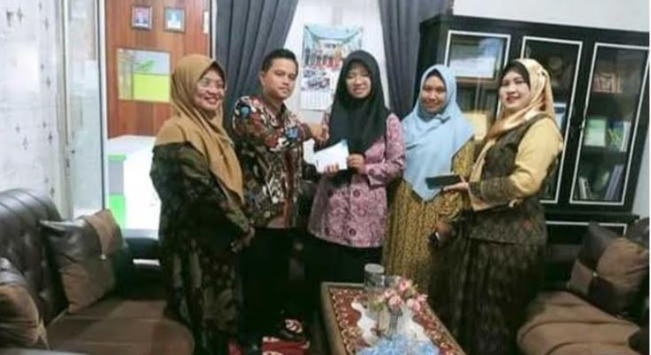 PELEPASAN— Kepala MAN Sawahlunto, Muhammad Yustar, melepas salah satu siswinya Salma yang akan mengikuti kegiatan Jambore Nasional Generasi Hijau (JNGH) IX tahun 2023 yang akan diadakan di Lembang, Bandung.